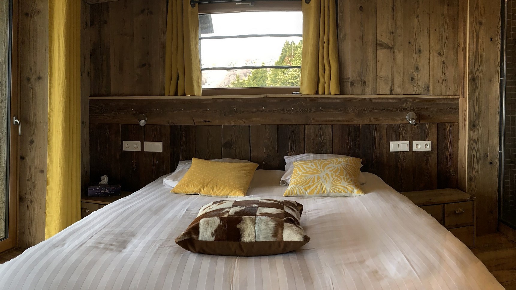 Suite parentale  lit king size 1 ou 2 personnes, superbe tête de lit vieux bois
