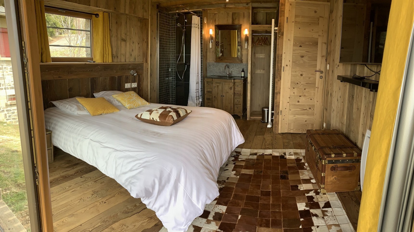Suite parentale  lit king size 1 ou 2 personnes, magnifique tapis peau de Vache et malle ancienne