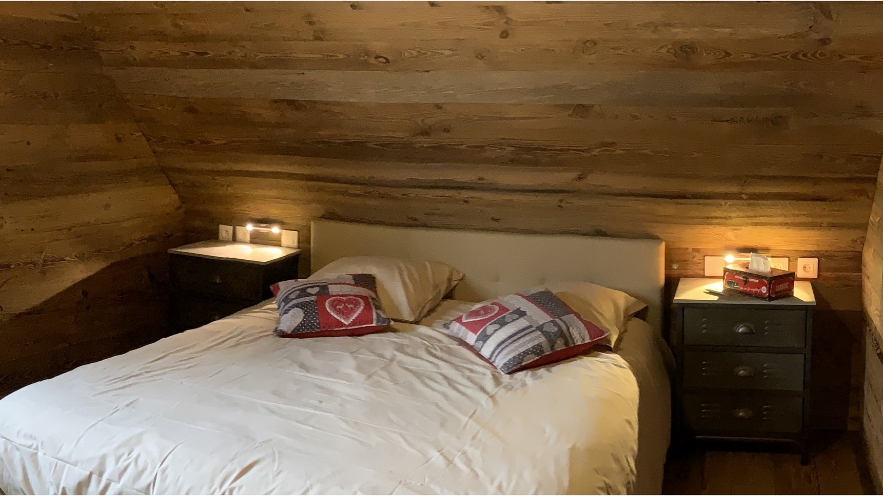 Chalet Cascade, chambre Tyrolienne, lit King Size et chevet