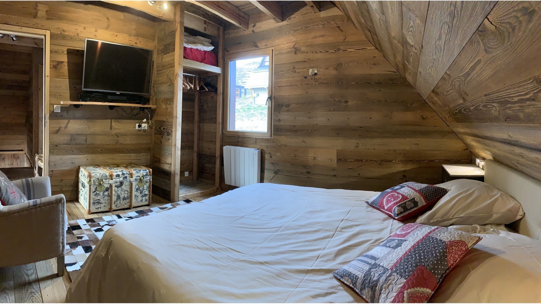 Chalet Cascade, chambre Tyrolienne, lit King Size, vue d'ensemble