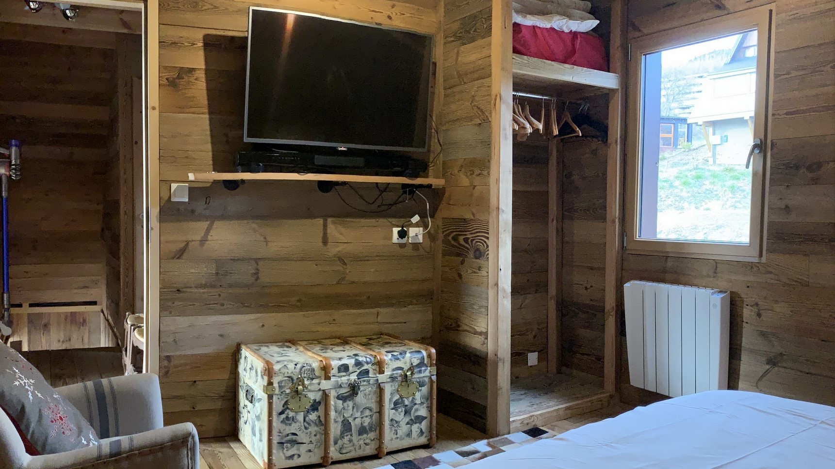 Chalet Cascade, chambre Tyrolienne, lit King Size, les rangements