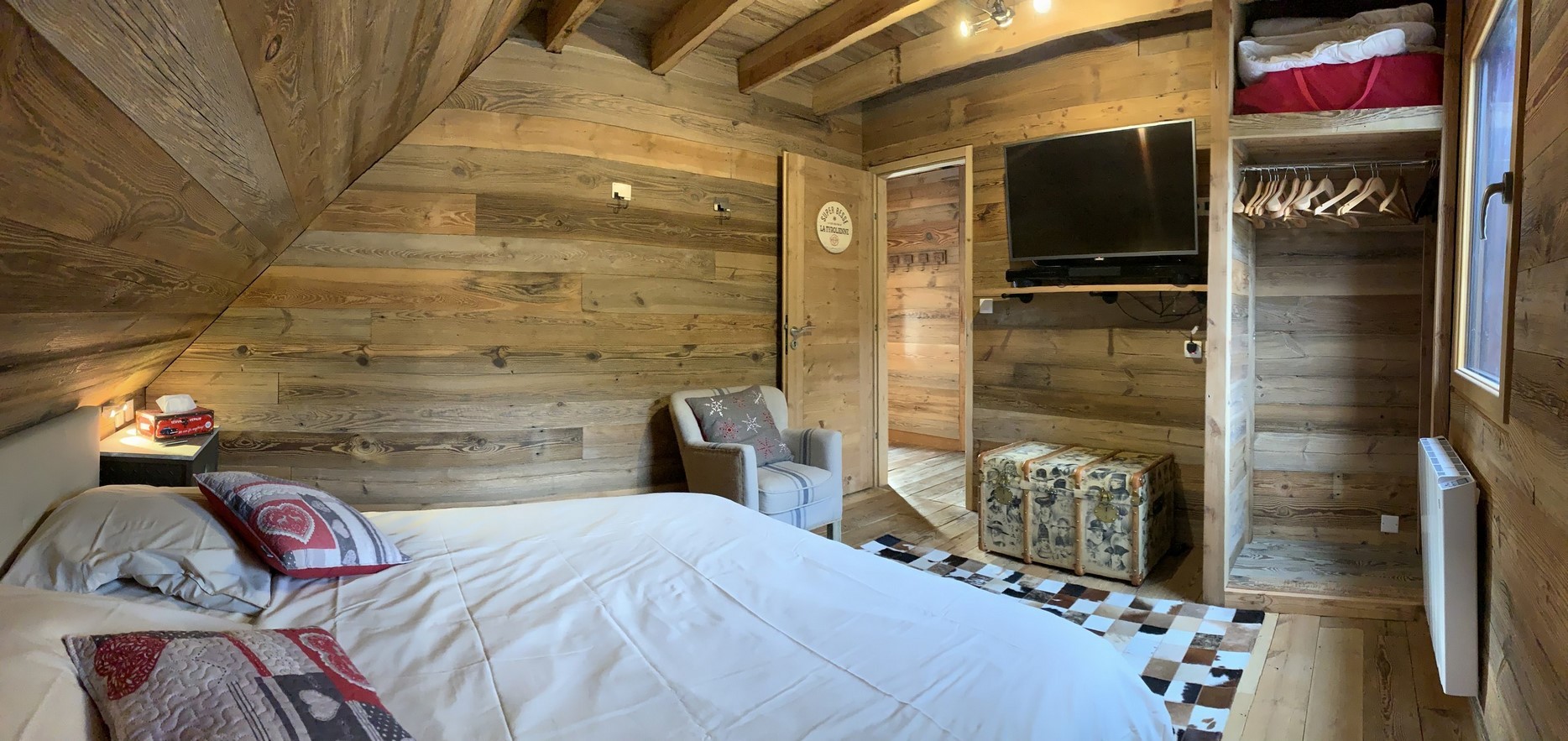 Chalet Cascade, chambre Tyrolienne, lit King Size, vue d'ensemble