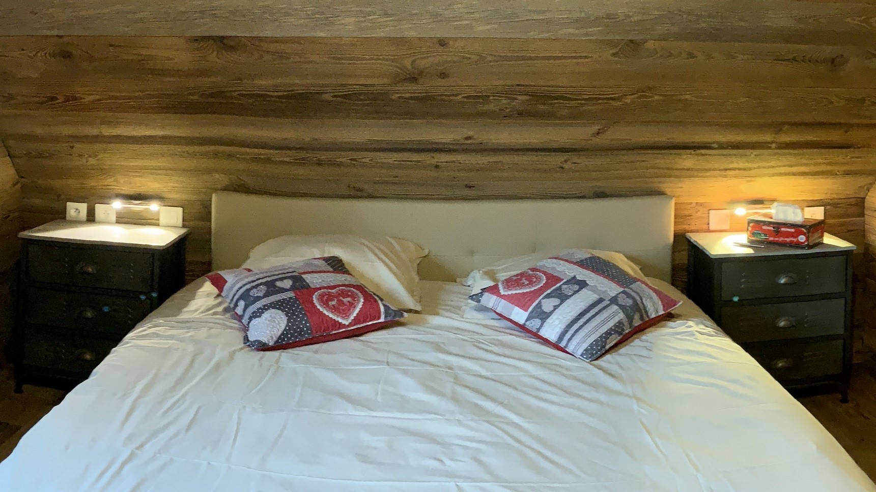 Chalet Cascade, chambre Tyrolienne, lit King Size et sa tête de lit