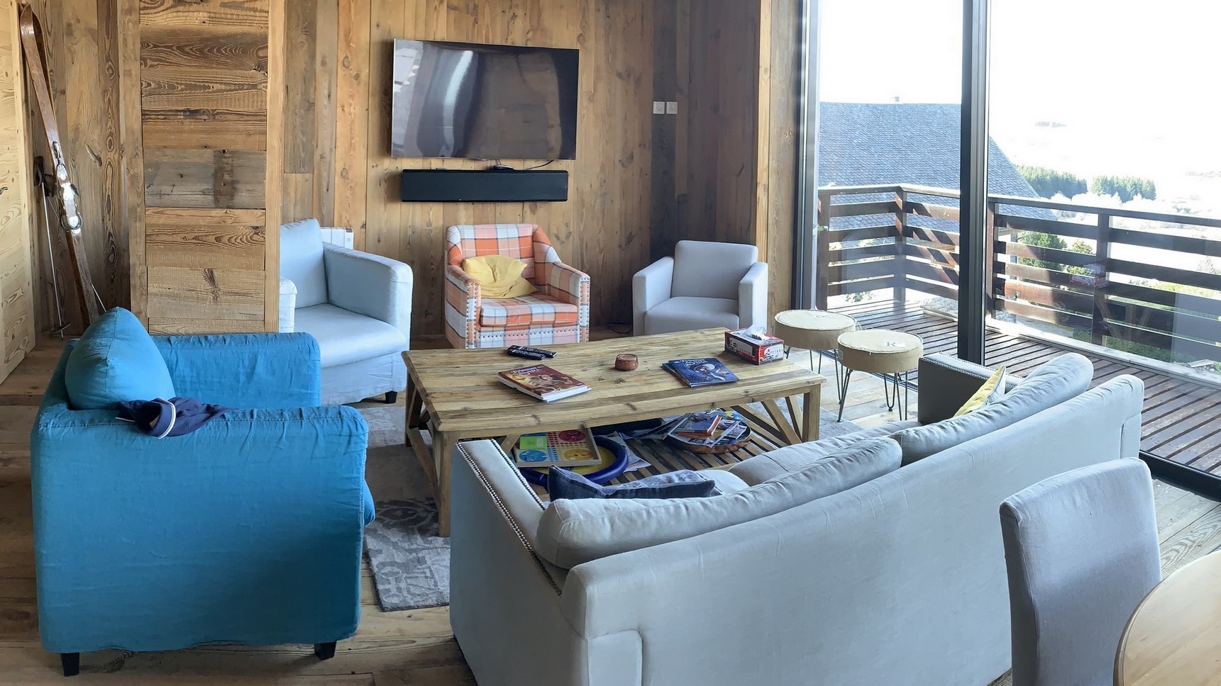 Chalet Super Besse, Chalet Cascade, le salon et son ecran