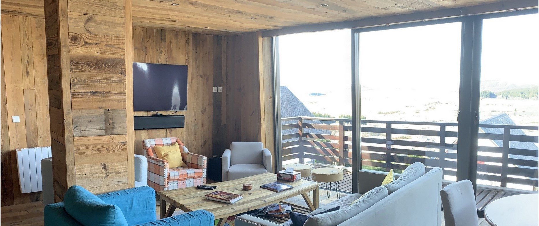 Chalet Super Besse, Chalet Cascade, le salon et les Monts du Cantal