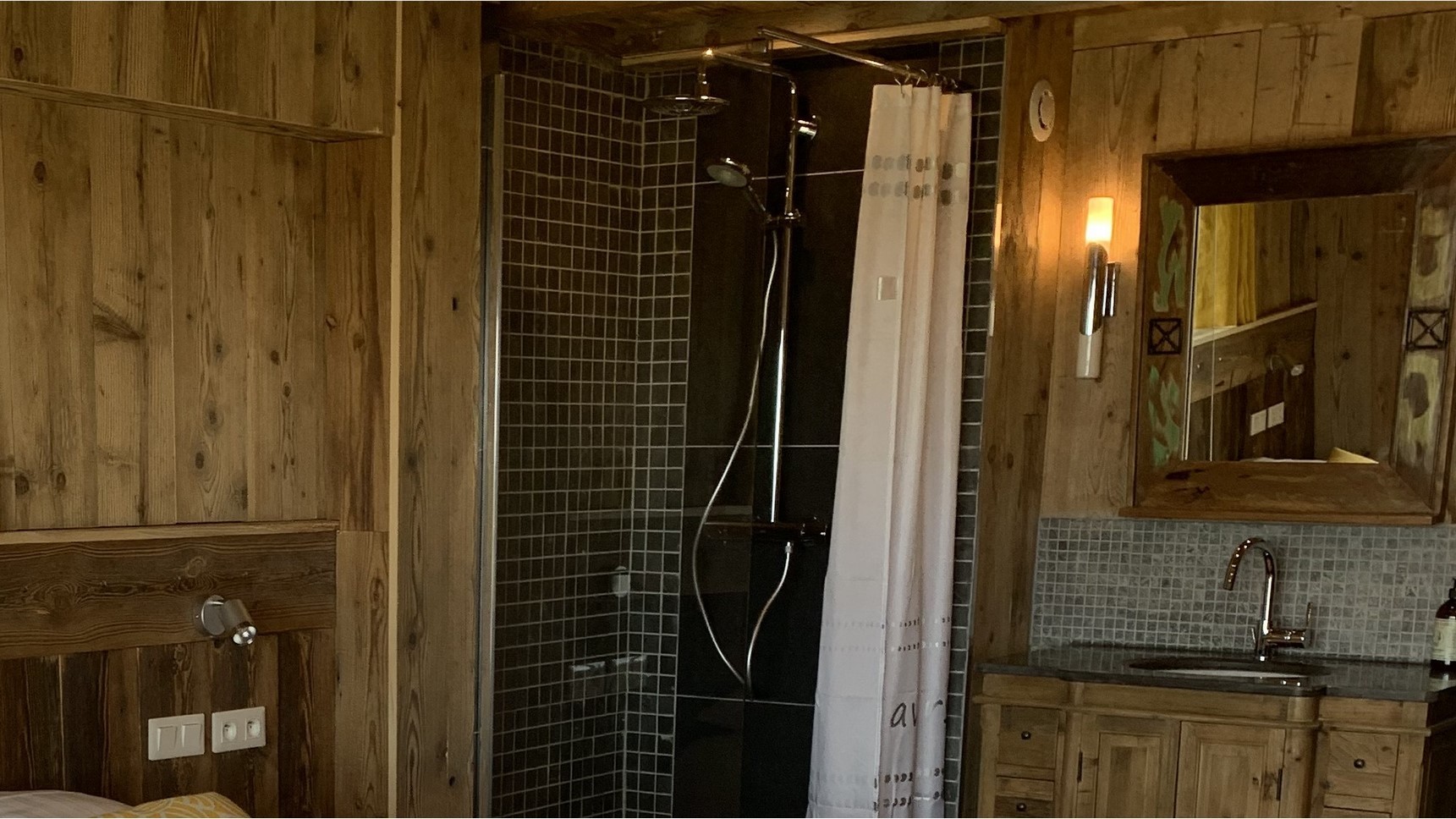 Chalet Super Besse, Chalet Cascade, chambre la cascade, la douche