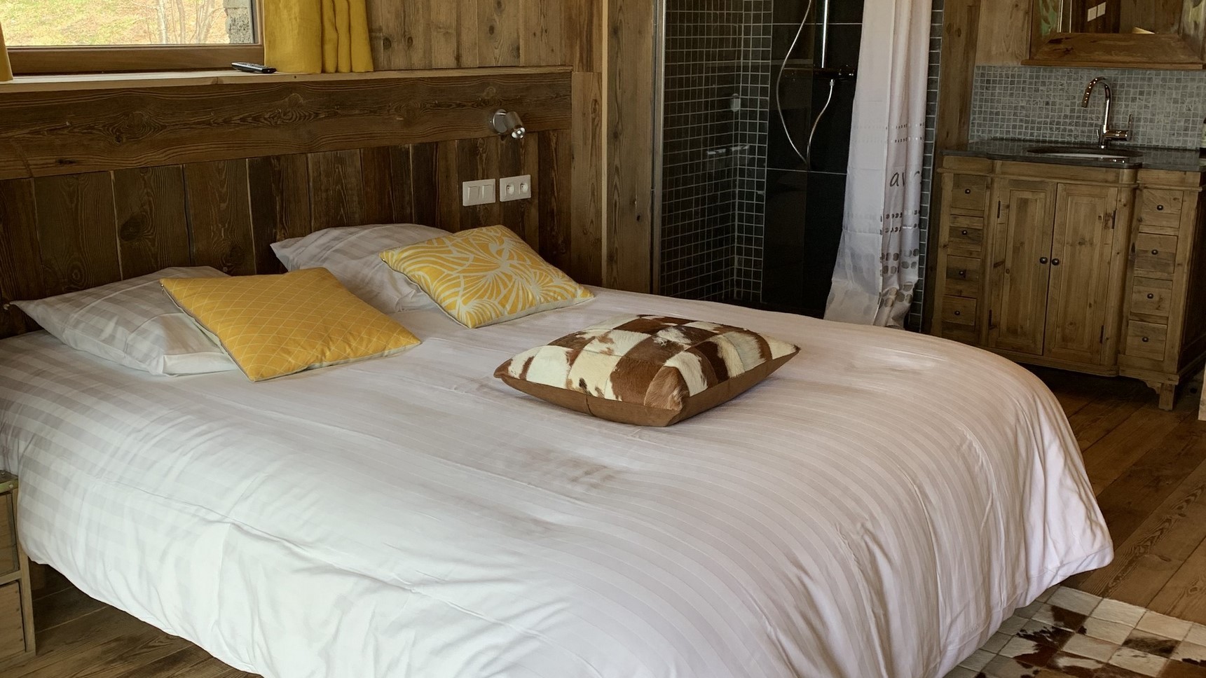 Chalet Super Besse, Chalet Cascade, chambre la cascade, le lit King Size