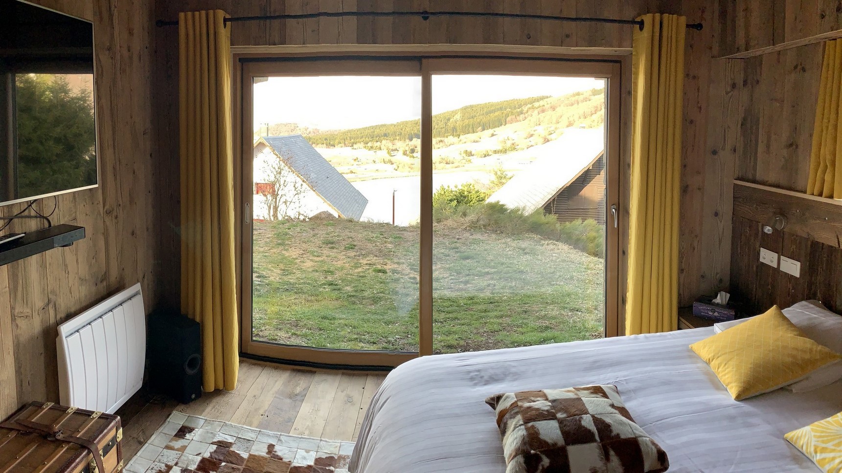 Chalet Super Besse, Chalet Cascade, chambre la cascade  vue sur les Monts du Cantal