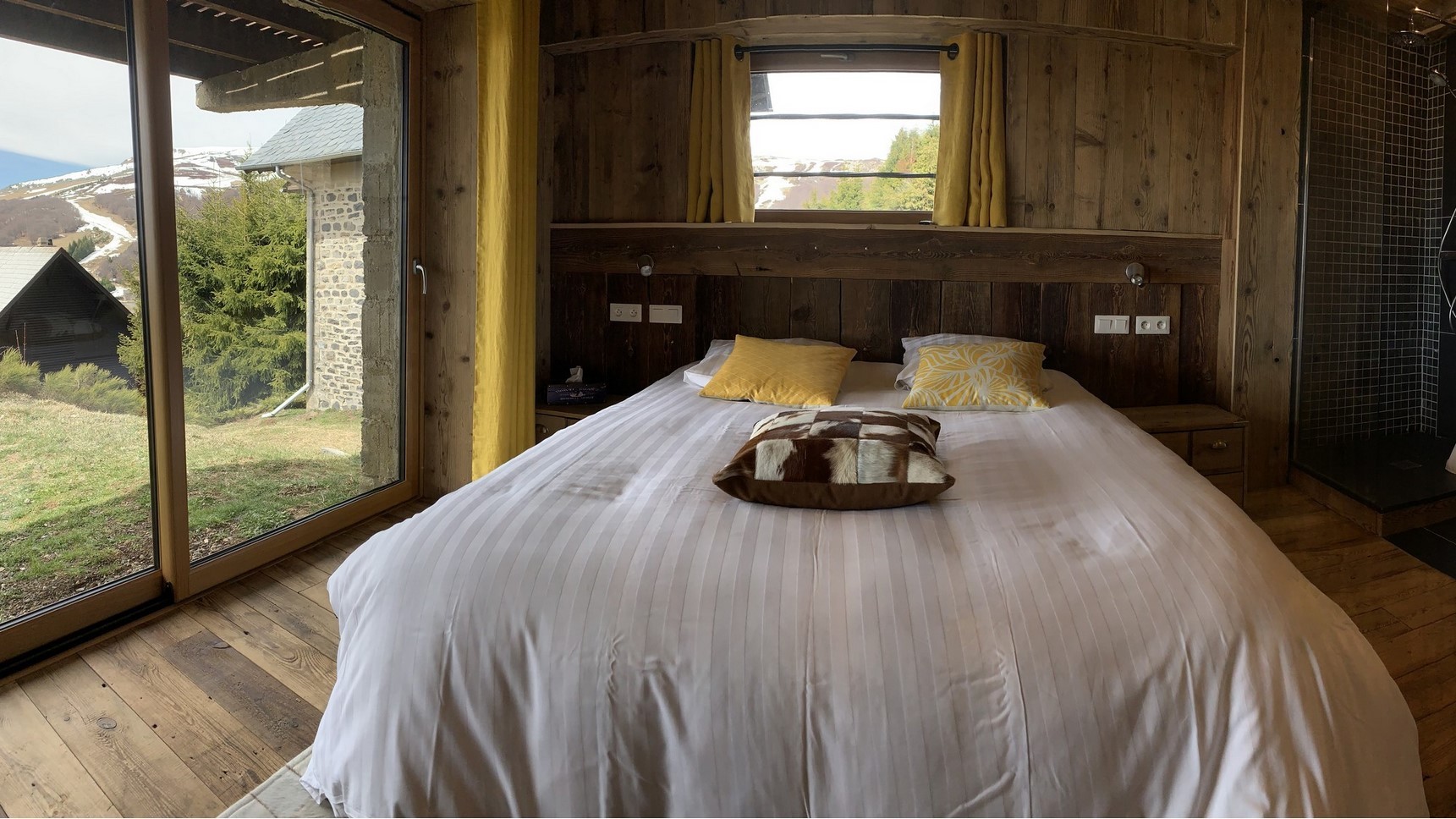 Chalet Super Besse, Chalet Cascade, chambre la cascade, lit King size et sa vue