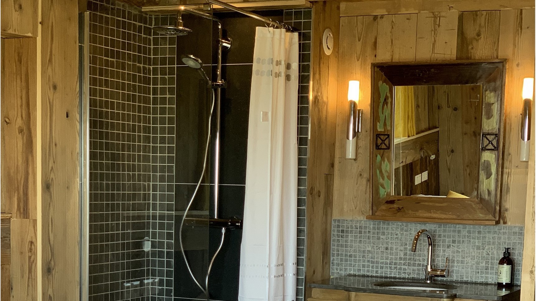 Chalet Super Besse, Chalet Cascade, chambre la cascade, la salle de bain