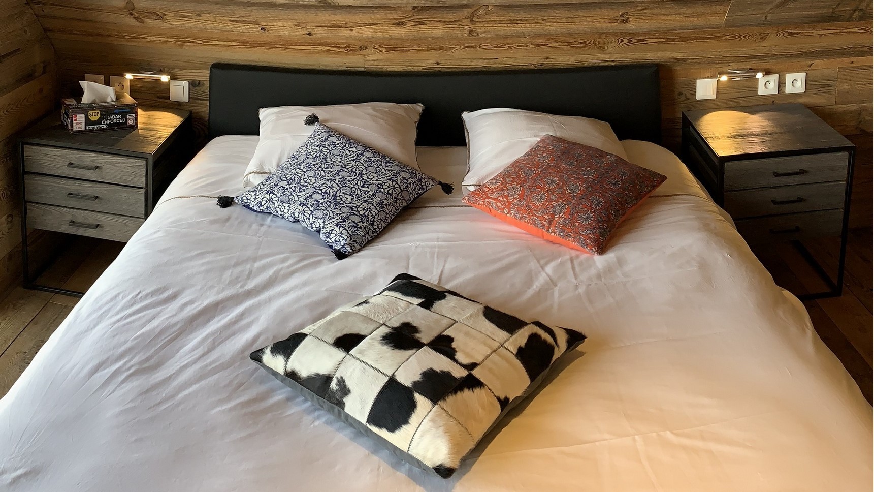 Chalet Super Besse, Chalet Cascade, chambre la Val d'Enfer, la tête de lit et ses chevets