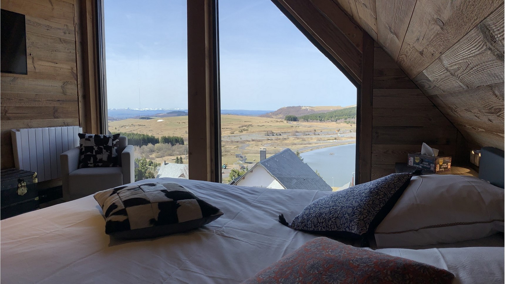 Chalet Super Besse, Chalet Cascade, chambre la Val d'Enfer, le lit et sa vue