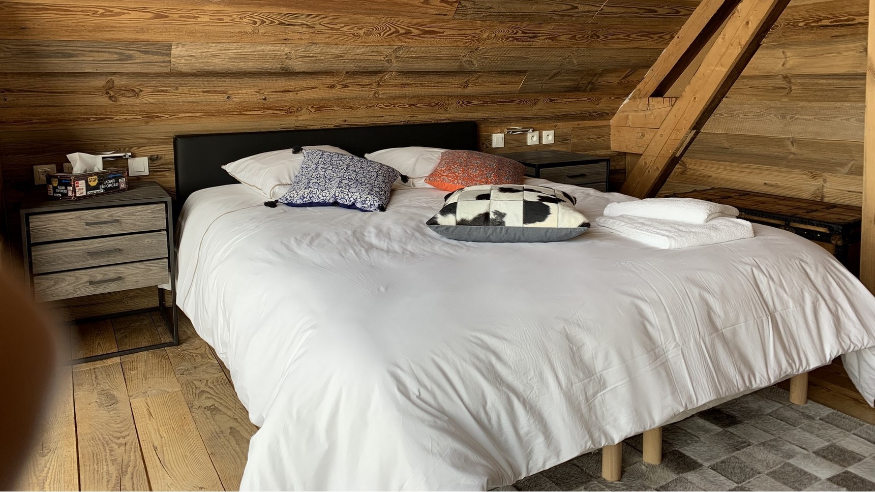 Chalet Super Besse, Chalet Cascade, chambre la Val d'Enfer, le lit King Size et ses coussins