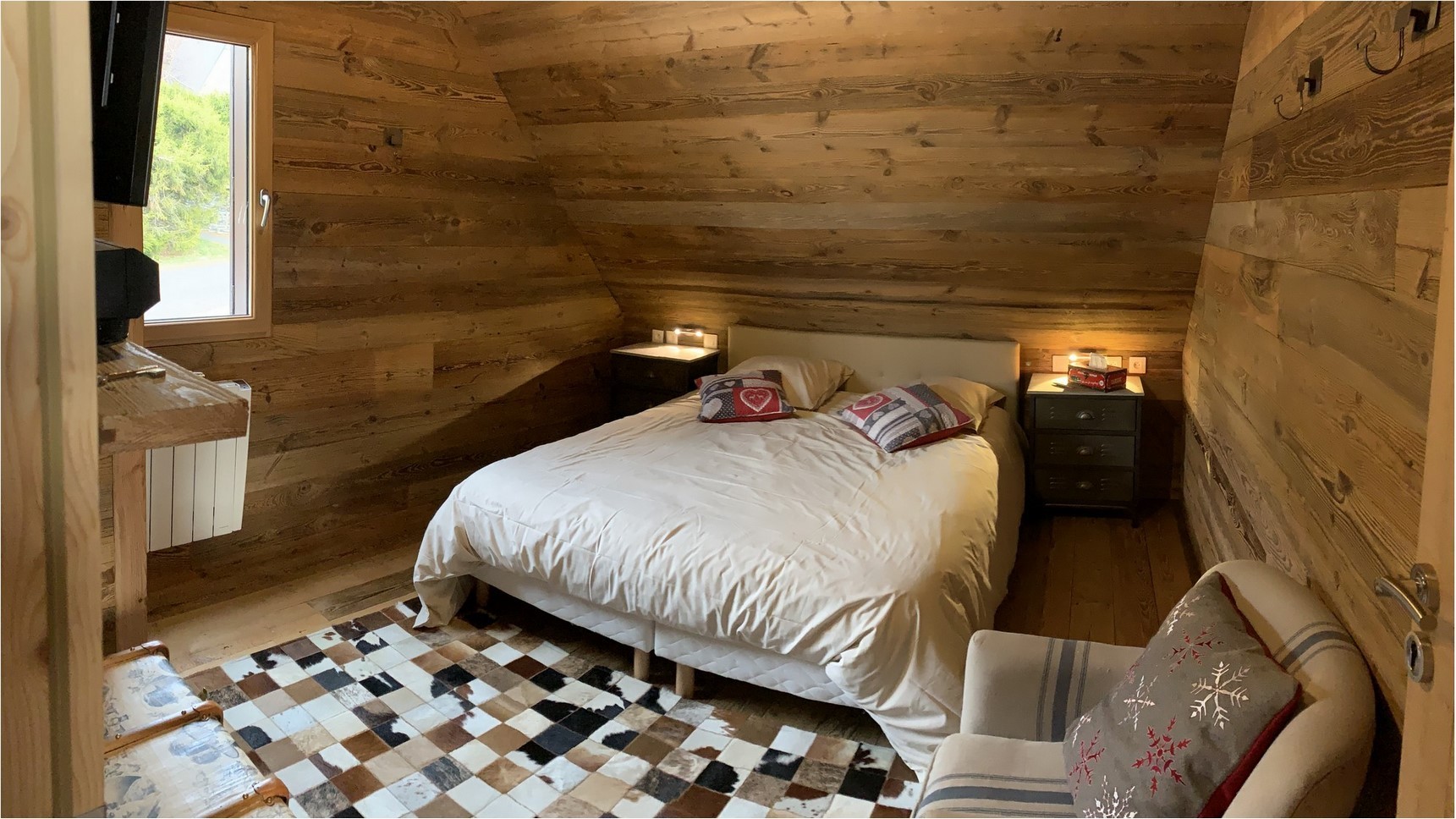 Chalet Super Besse, Chalet Cascade, chambre la Tyrolienne, vue de la chambre