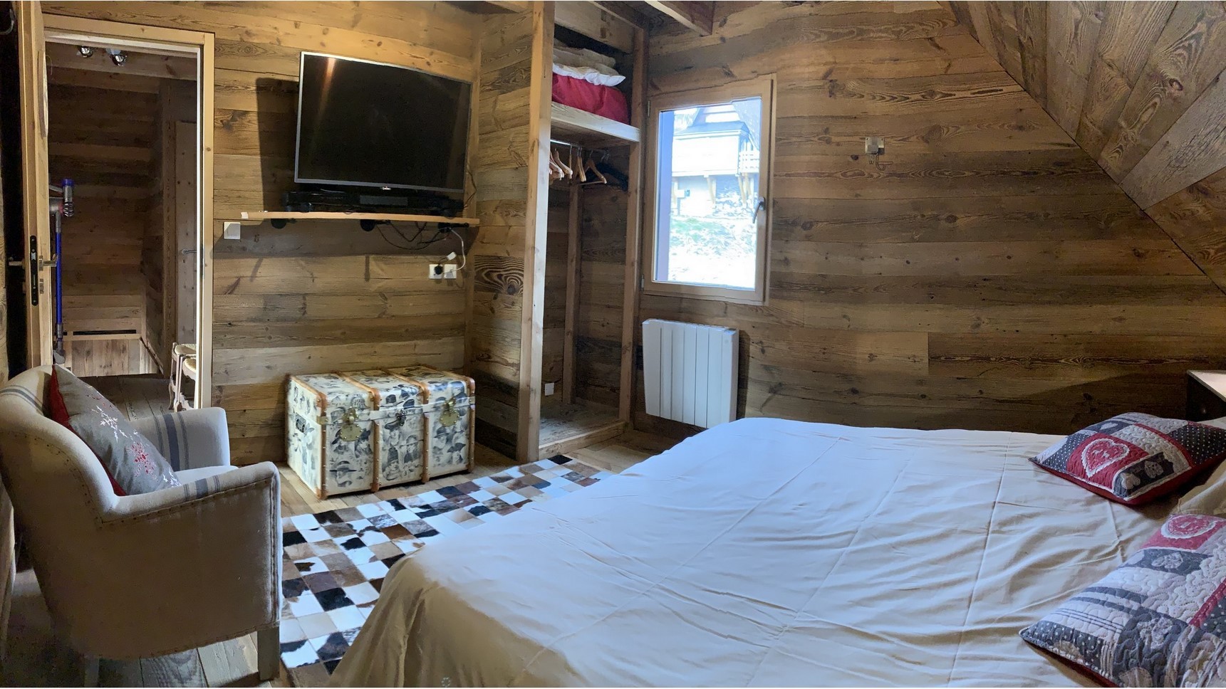 Chalet Super Besse, Chalet Cascade, chambre la Tyrolienne, ecran et rangement