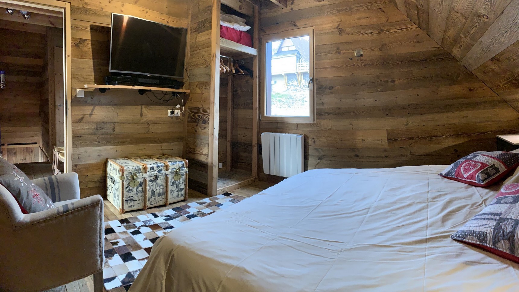 Chalet Super Besse, Chalet Cascade, chambre la Tyrolienne, ecran, barre de son
