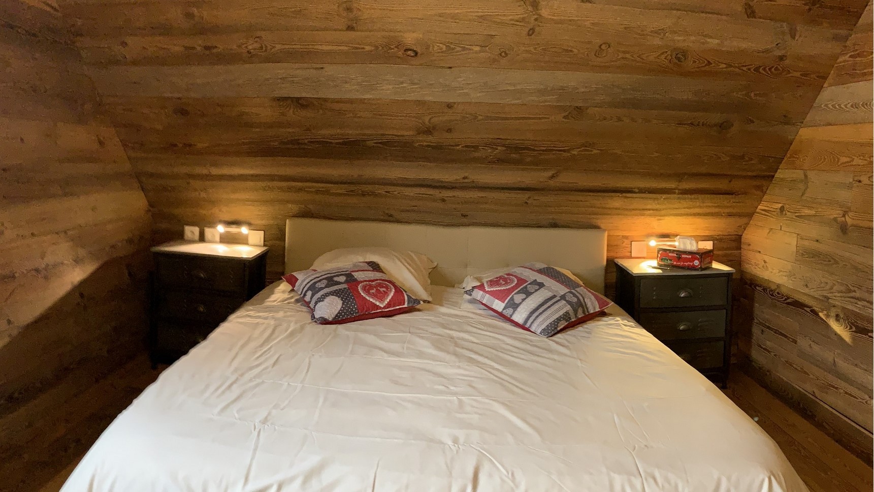 Chalet Super Besse, Chalet Cascade, chambre la Tyrolienne, la tête de lit