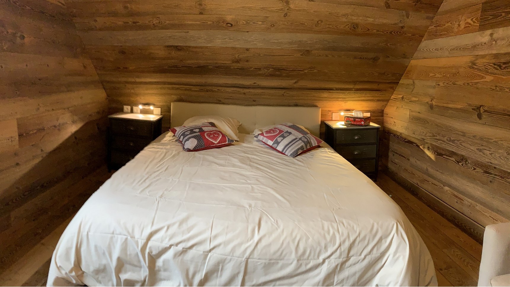 Chalet Super Besse, Chalet Cascade, chambre la Tyrolienne, le lit