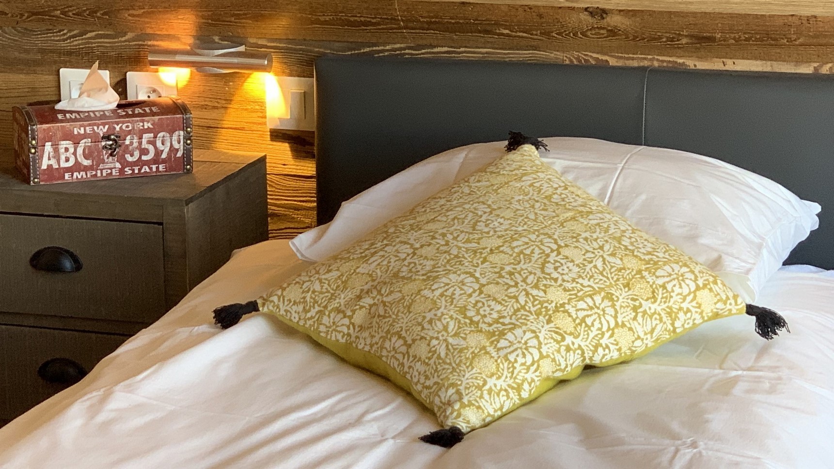 Chalet Super Besse, Chalet Cascade, chambre Bois Joli, tête de lit et chevet