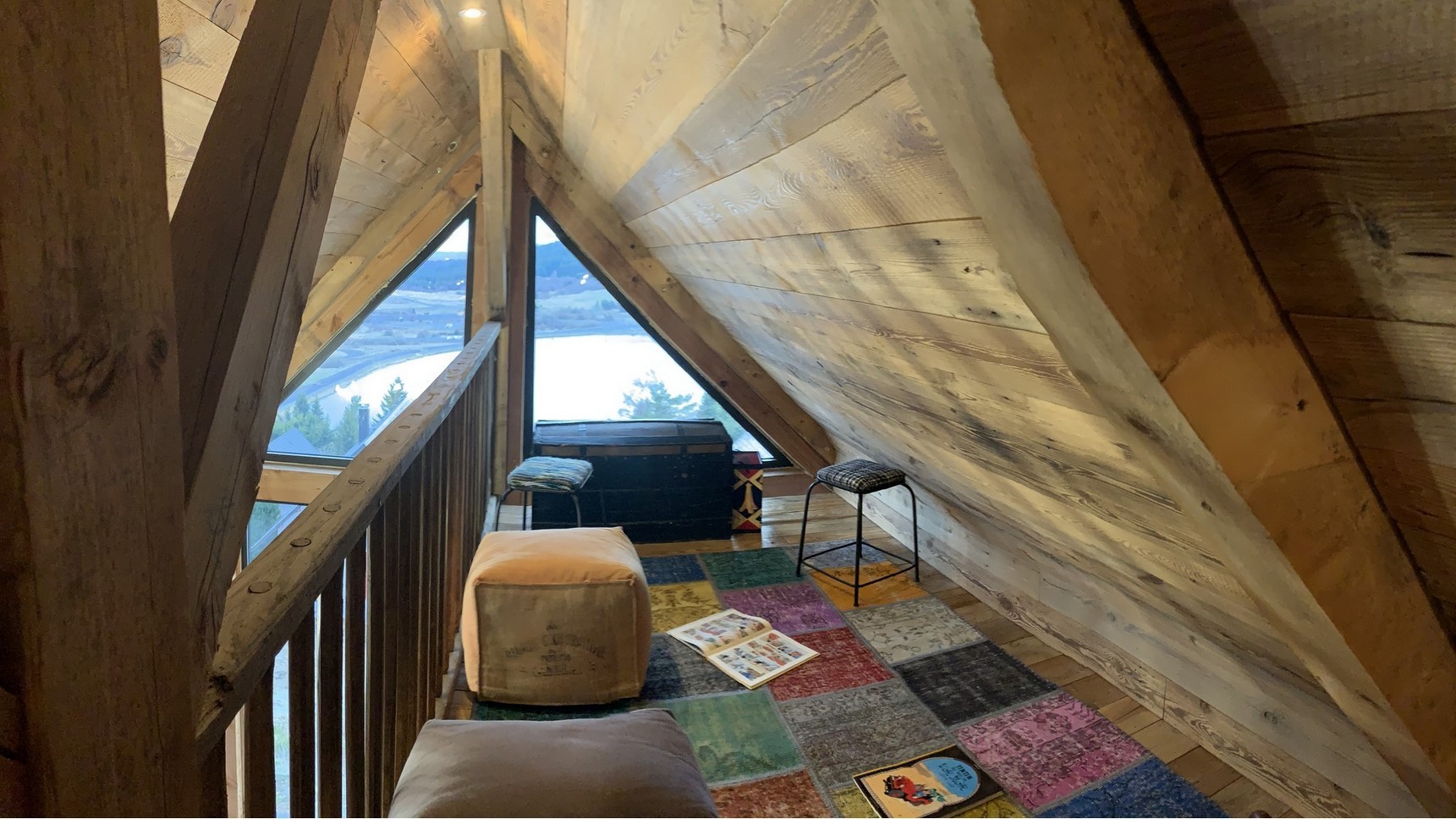 Chalet Super Besse, Chalet Cascade, chambre Bois Joli, espace lecture et jeux
