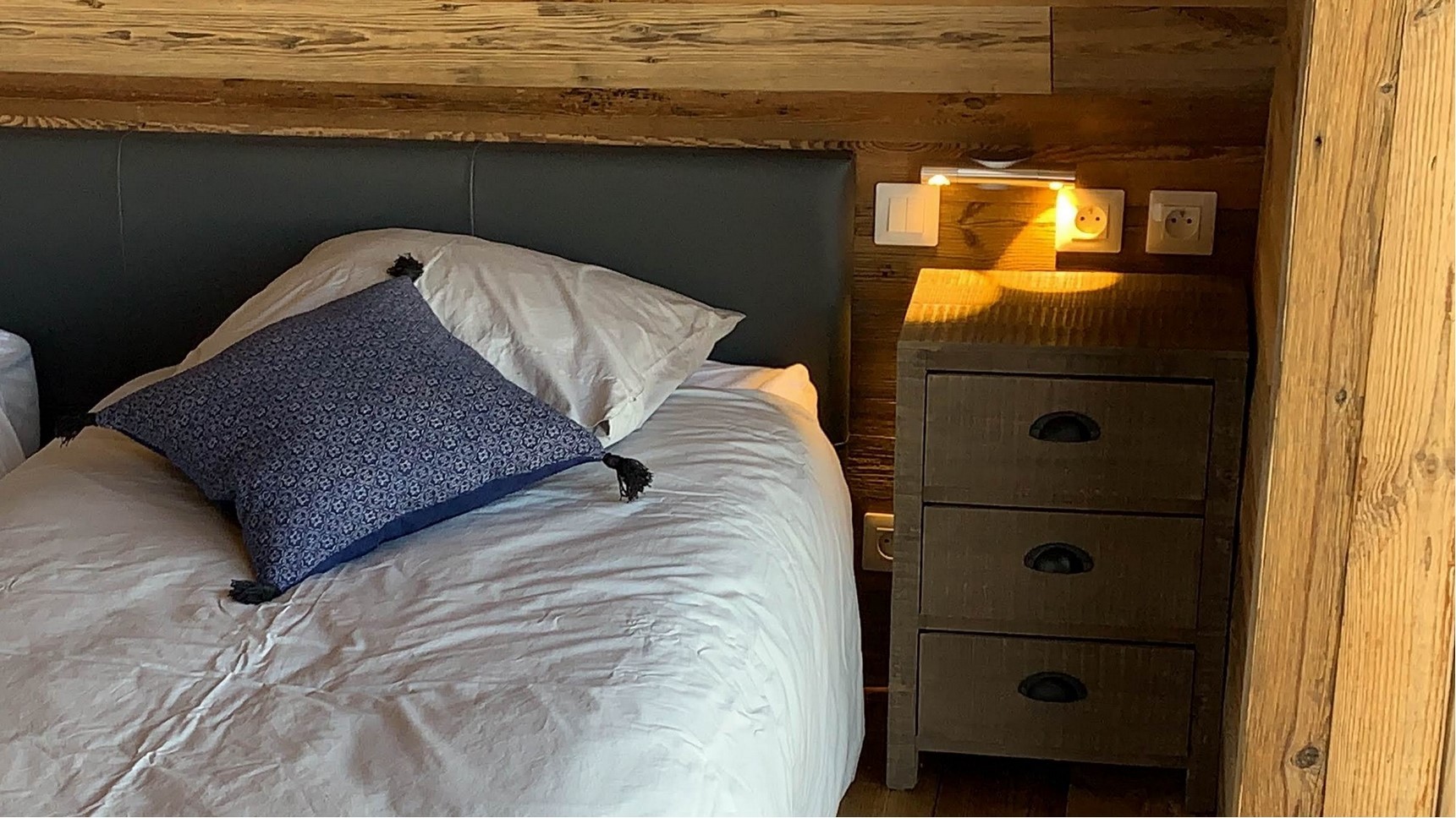 Chalet Super Besse, Chalet Cascade, chambre Bois Joli, lit simple