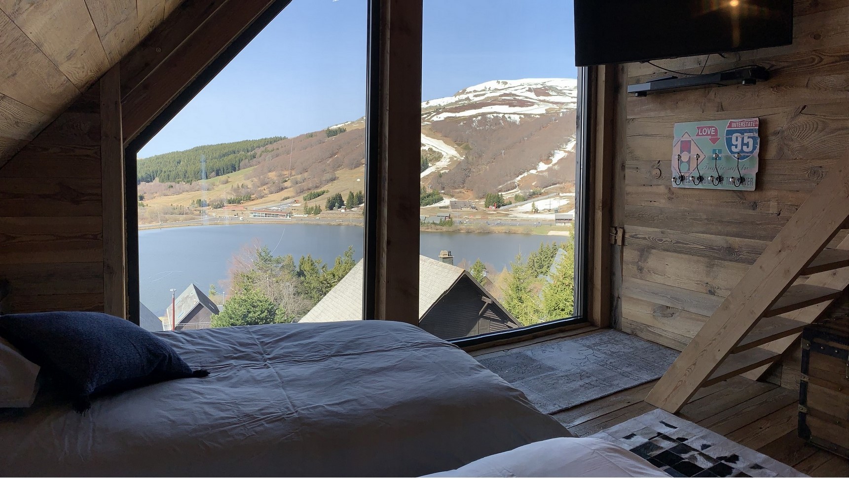 Chalet Super Besse, Chalet Cascade, chambre Bois Joli, vue sur le lac des Hermines et les pistes
