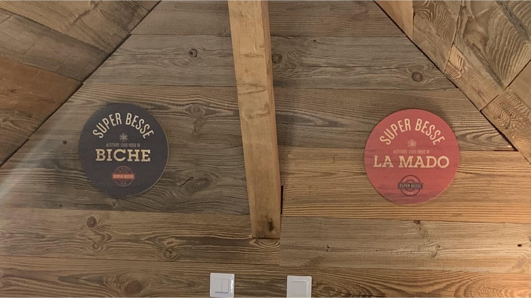 Chalet Super Besse, Chalet Cascade, chambre Bois Joli, panneaux