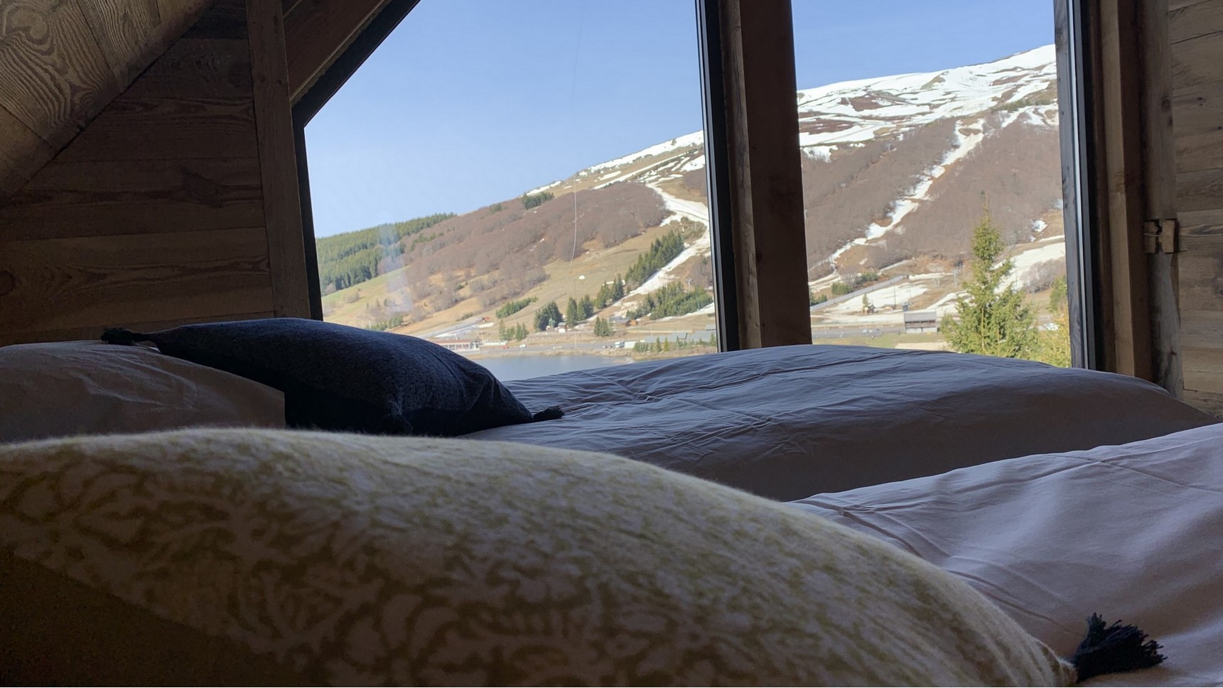 Chalet Super Besse, Chalet Cascade, chambre Bois Joli, vue sur les pistes