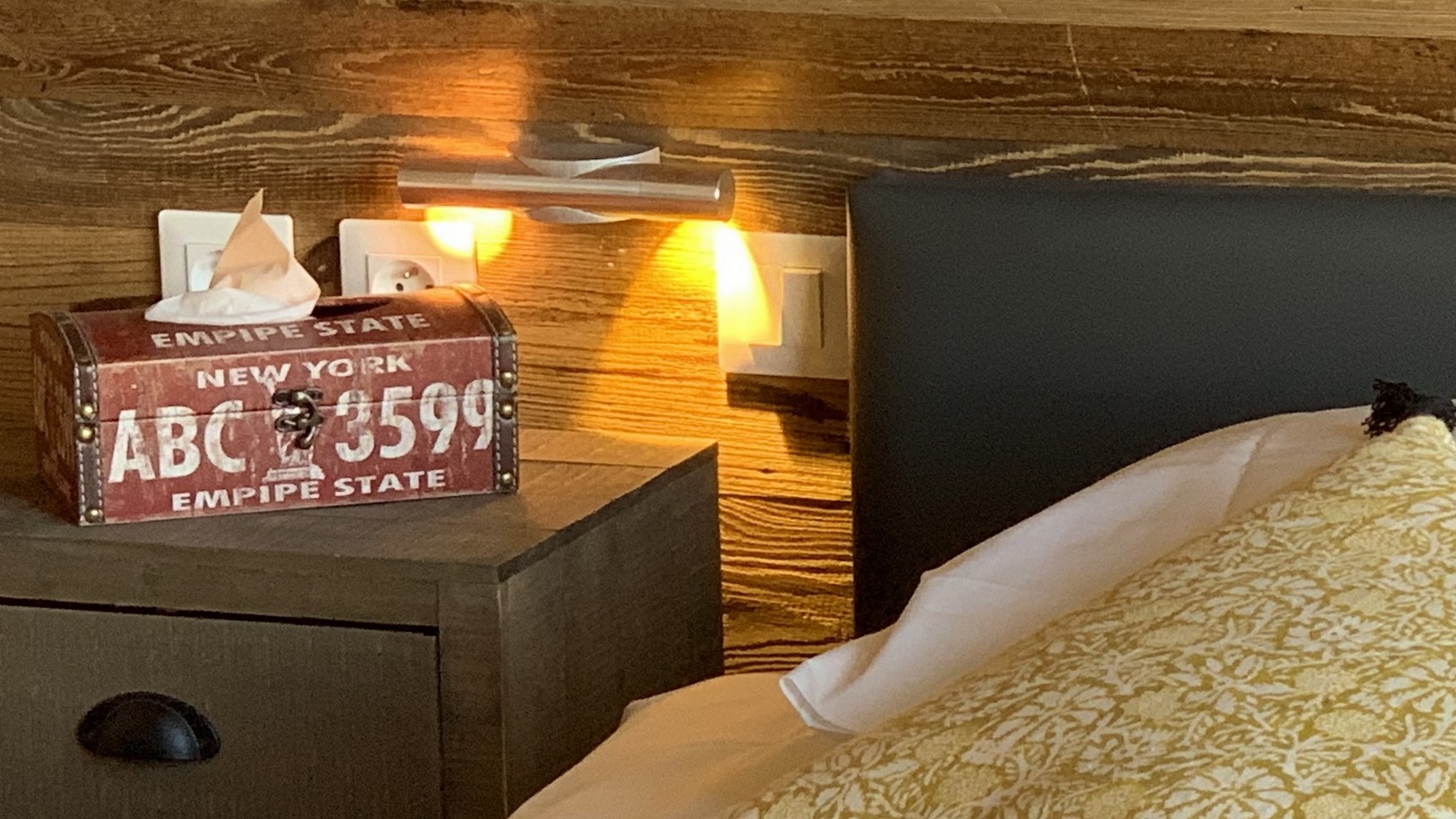 Chalet Super Besse, Chalet Cascade, chambre Bois Joli, boite a mouchoirs