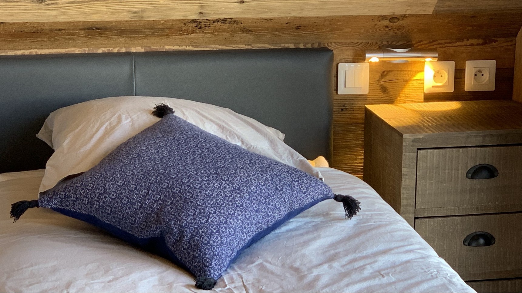 Chalet Super Besse, Chalet Cascade, chambre Bois Joli, lit simple et chevet