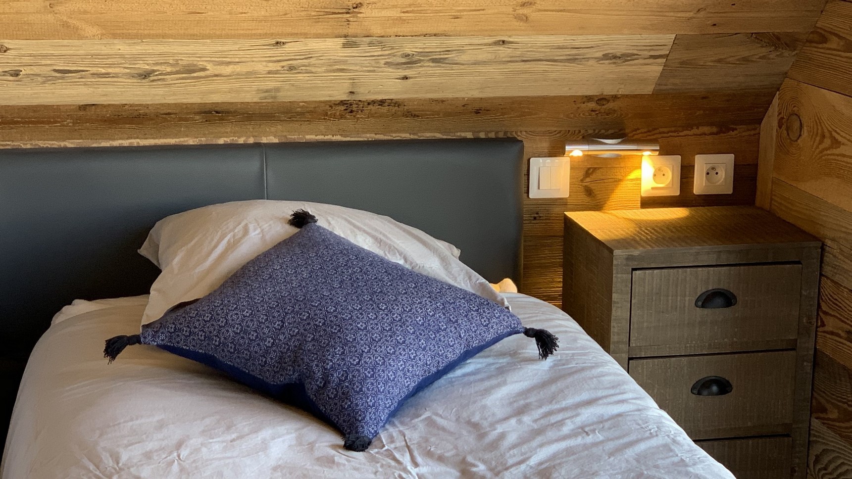 Chalet Super Besse, Chalet Cascade, chambre Bois Joli, lit simple et chevet