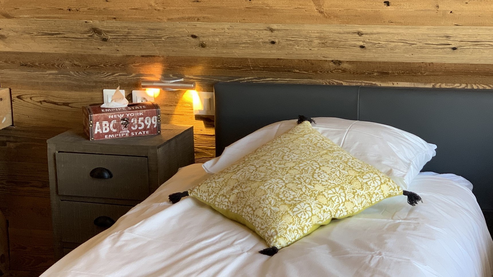 Chalet Super Besse, Chalet Cascade, chambre Bois Joli, chevet