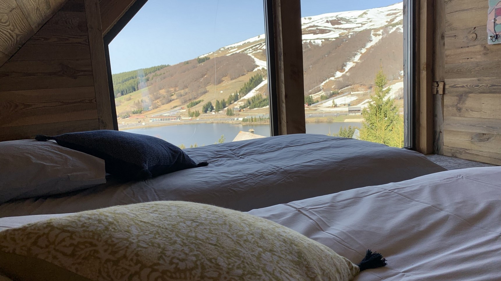 Chalet Super Besse, Chalet Cascade, chambre Bois Joli, vue sur les Monts du Cantal
