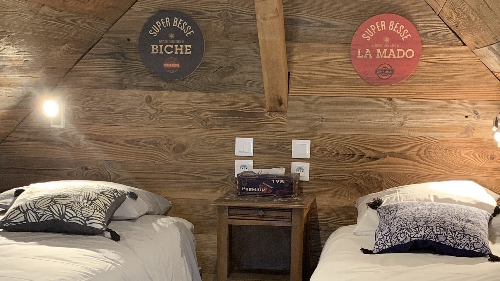 Chalet Super Besse, Chalet Cascade, chambre Bois Joli, tête de lits enfants