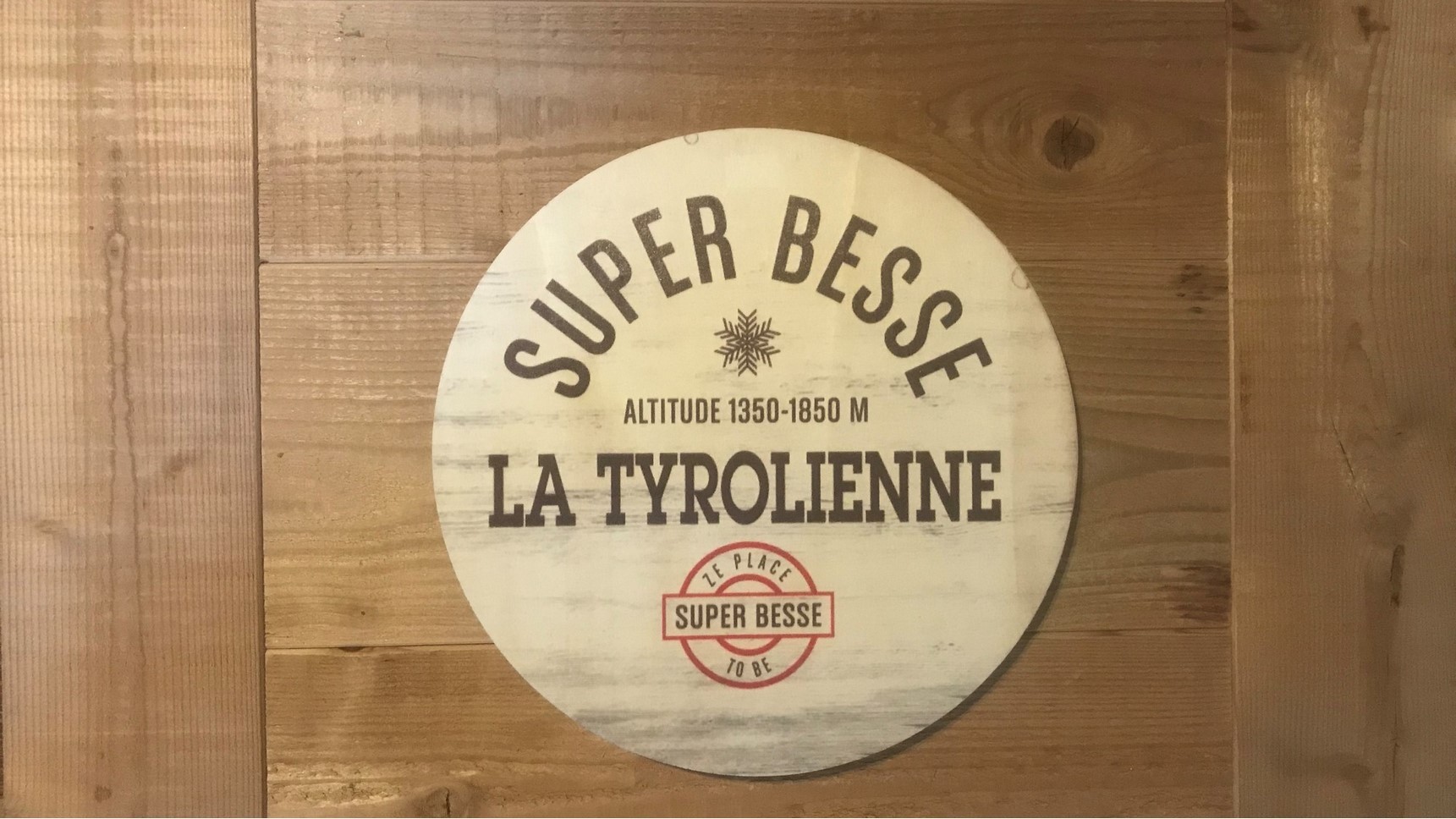 Chalet Super Besse, Chalet Cascade, chambre la Tyrolienne, panneau