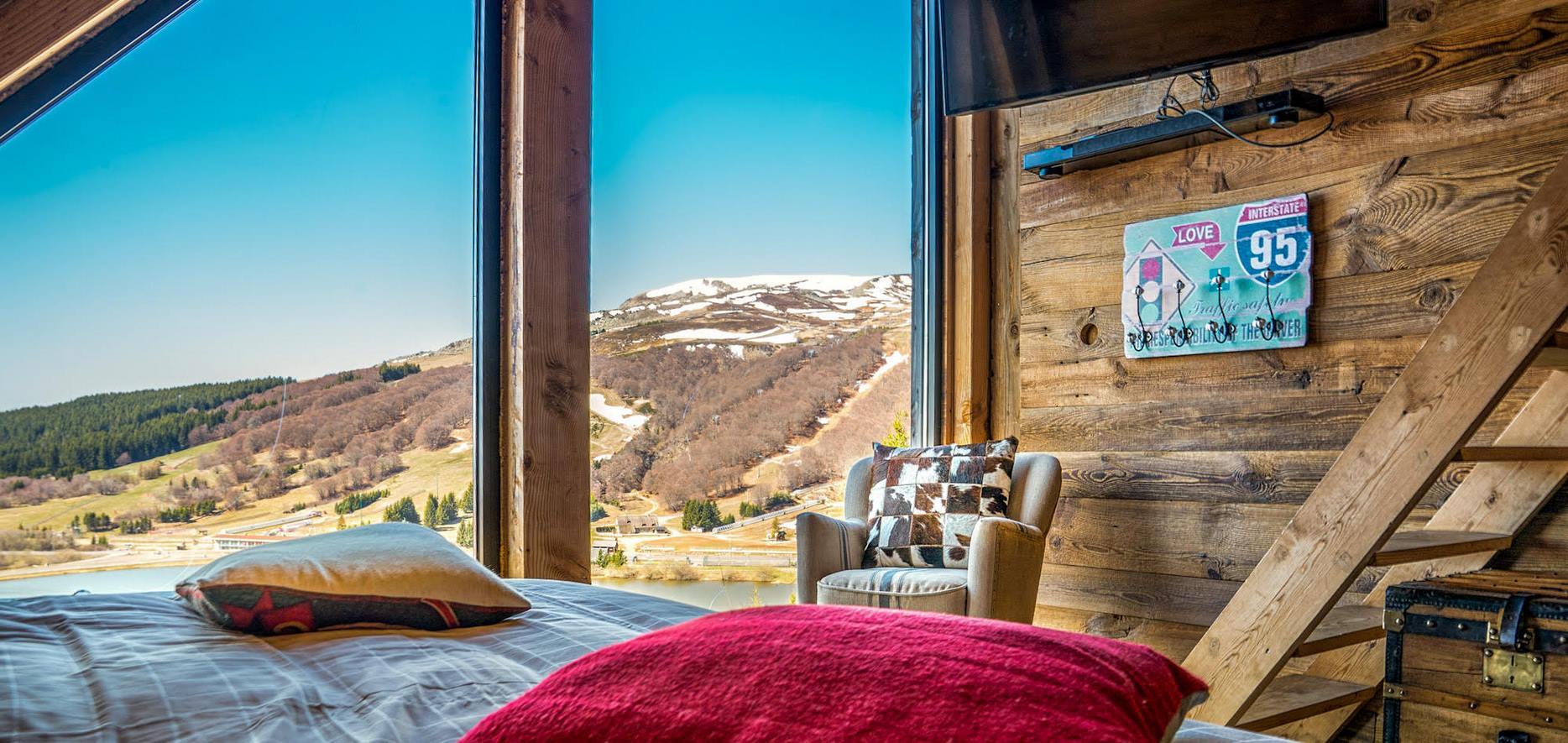 Chalet a Super Besse l'Anorak, decouvrez la Chambre Bois Joli et sa magnifique vue