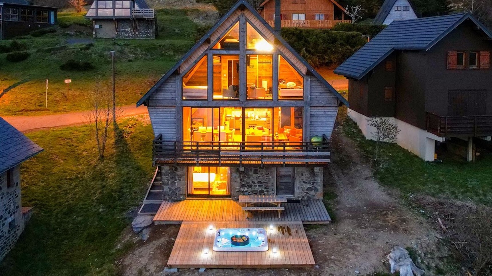 A la nuit, profitez du Spa du Chalet Cascade a Super Besse