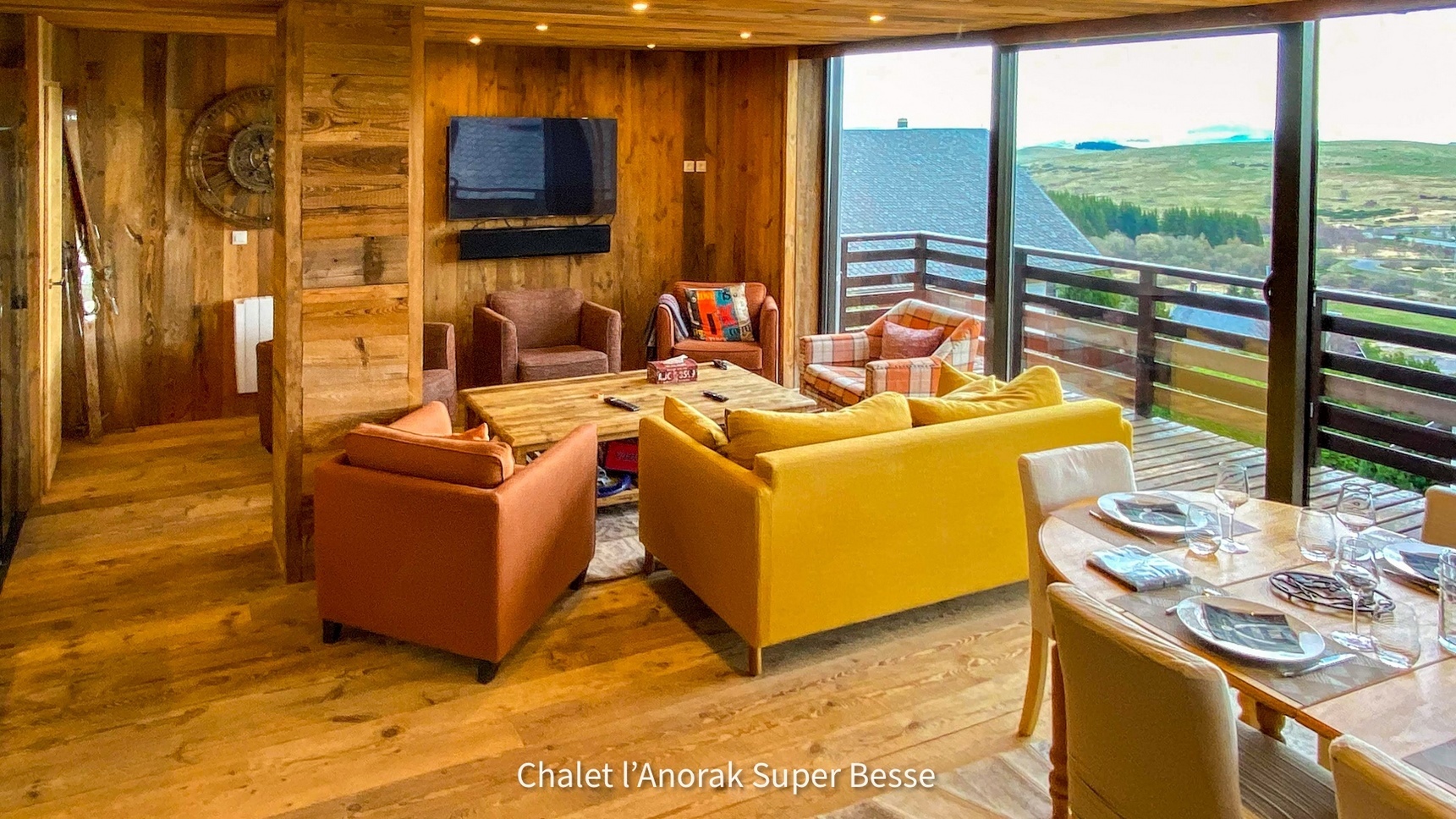 Chalet Cascade a Super Besse la spacieuse piece de vie du Chalet
