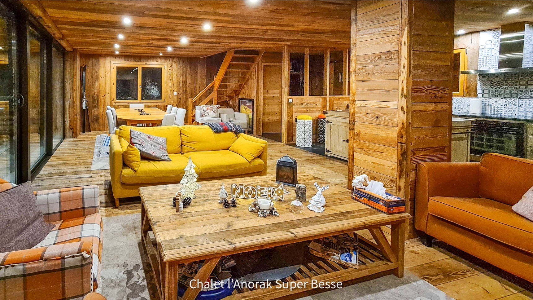 Chalet Cascade a Super Besse, le Salon du Chalet et la table du sejour
