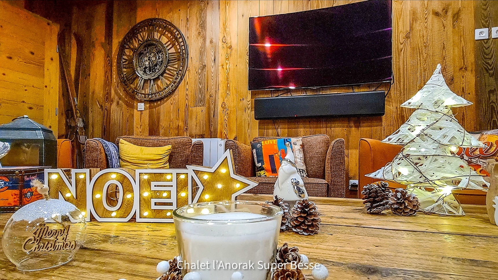 Chalet Cascade a Super Besse, le Salon du Chalet et la table du sejour