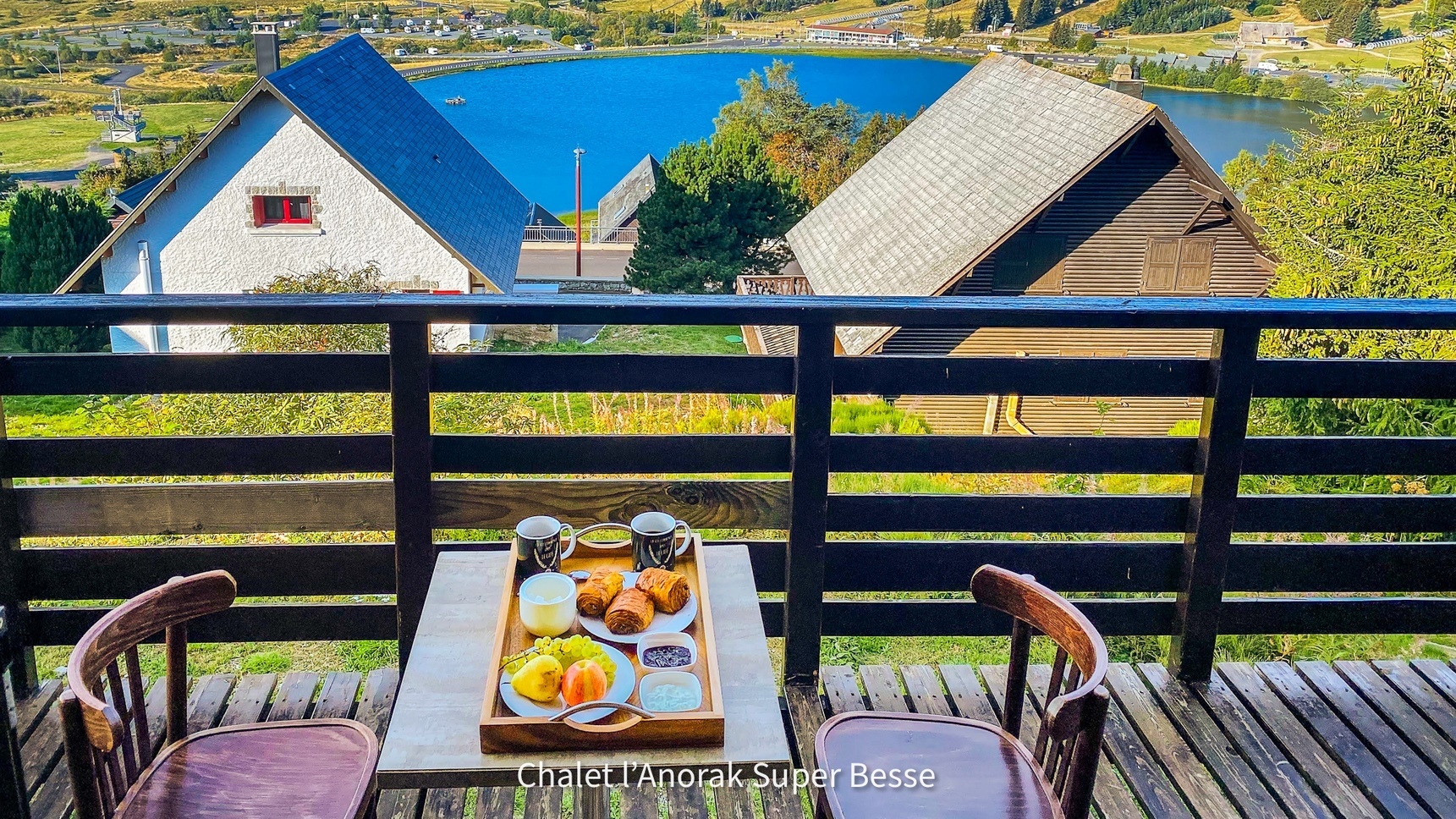 Chalet Cascade a Super Besse, le balcon et sa vue sur le Lac des Hermines