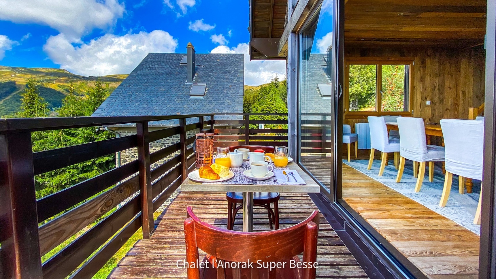 Chalet Cascade a Super Besse, le balcon et sa vue sur les pistes de Super Besse