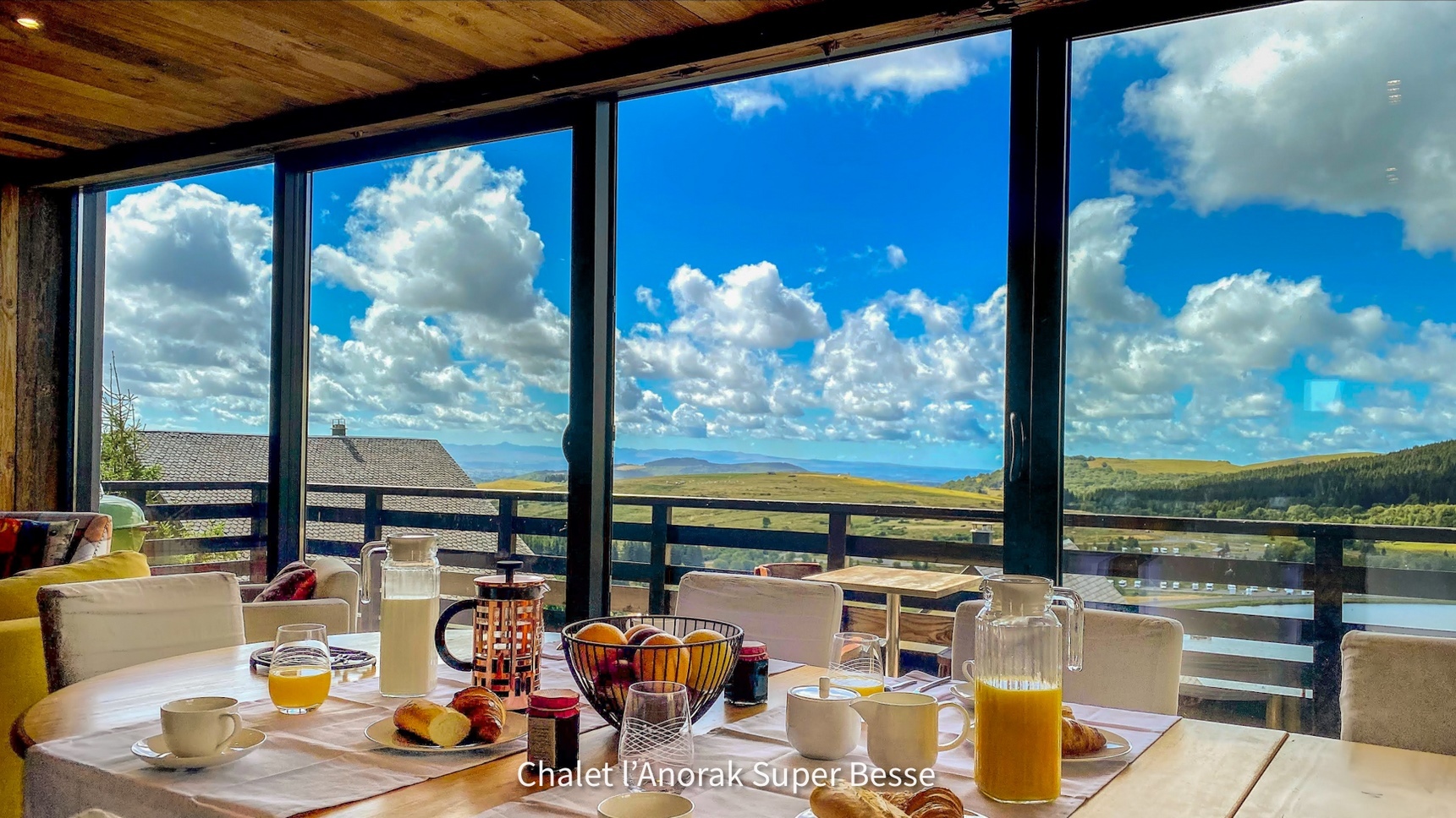 Chalet Cascade a Super Besse, petit déjeuner avec vue sur les Monts du Cantal