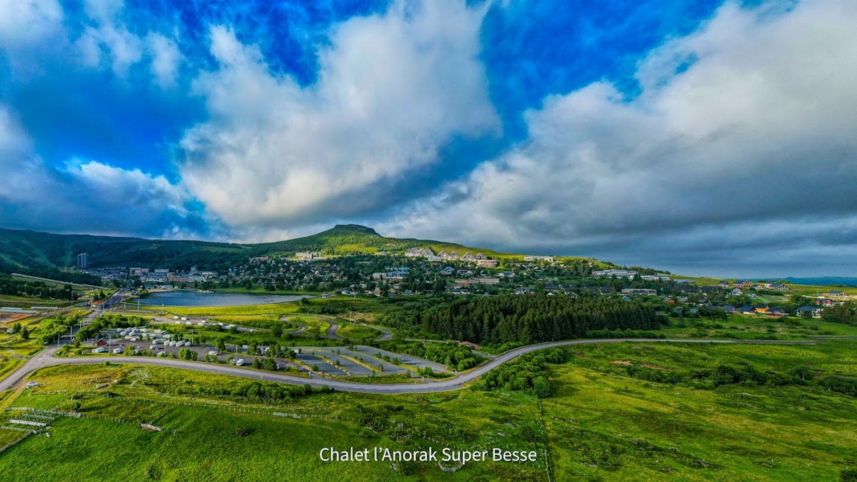 Le Chalet Cascade à Super Besse, panorama sur la station estivale de Super Besse