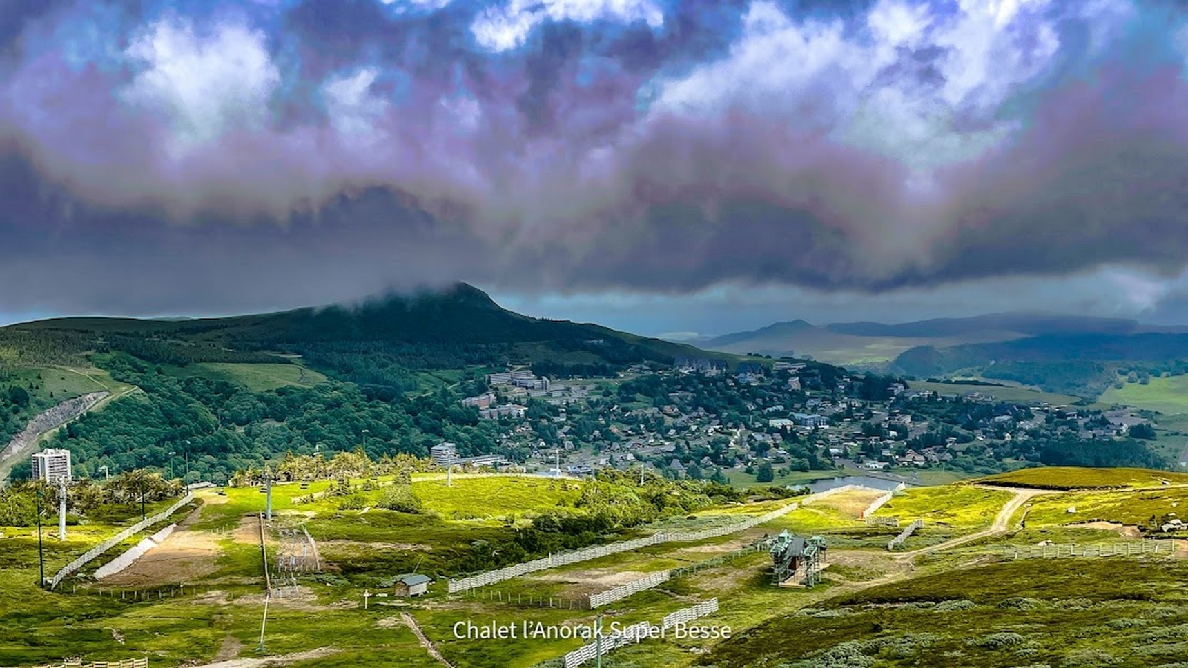 Le Chalet Cascade à Super Besse, panorama sur la station estivale de Super Besse
