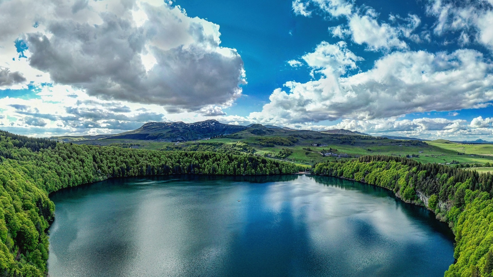 Le Lac Pavin - Lac vu du ciel