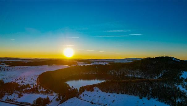 Lever de Soleil sur le Lac Pavin et le Puy de Montchal