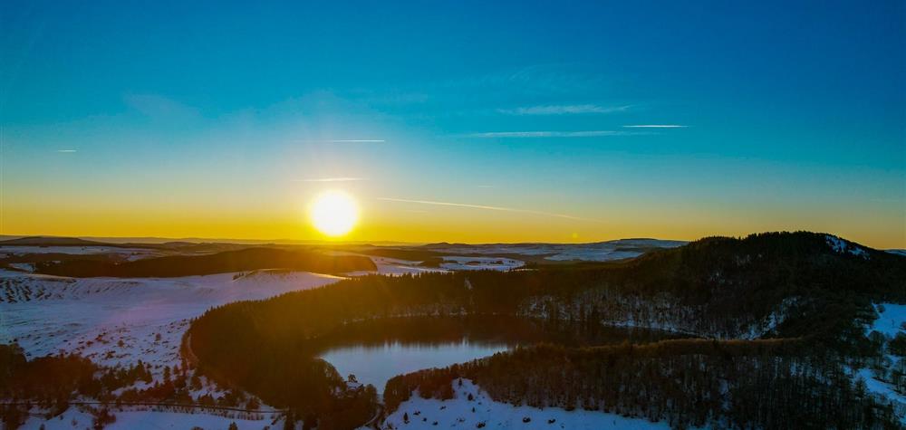 Lever de Soleil sur le Lac Pavin et le Puy de Montchal