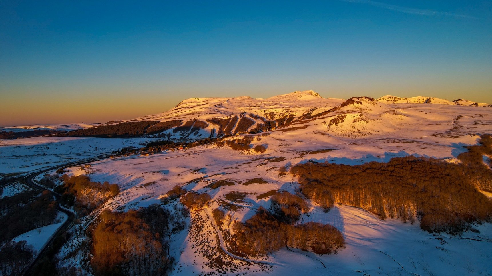 Lac Pavin: Lever de soleil sur la station de Super Besse et le Massif du Sancy