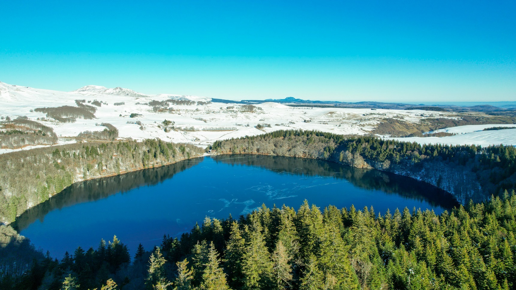 Puy de Montchal: Panorama sir le lac Pavin et le Puy de dome au Loin